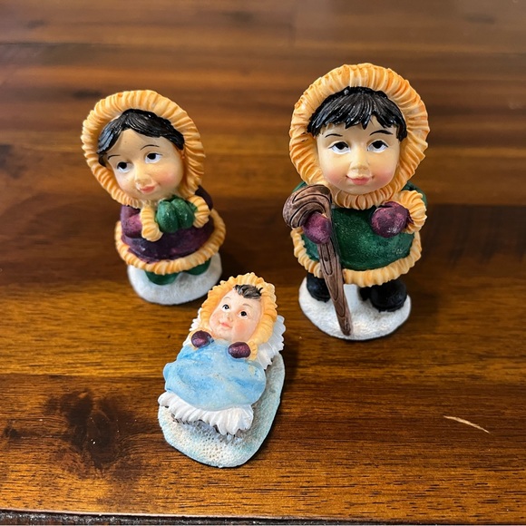 Eskimo Nativity Scene - Picture 3 of 4